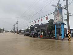 強降雨造成台17線118K+800至119K+300路段（嘉義縣東石鄉海龍園餐廳前）路面淹水，公路局2日公告該
路段暫時封閉、禁止通行，以維安全。（臉書東石之美管理員成峻提供）