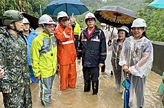 高雄連日大雨造成山區災情，高雄市長陳其邁(前左4)2日前往杉林、甲仙及茂林等地視察災情，了解甲仙油礦4號橋及茂林高132線+3K路段邊坡滑落狀況。(高雄市新聞局提供)
