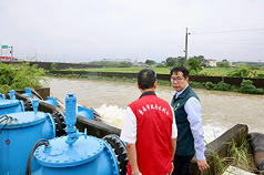 台南市安定區在2日強降雨後出現多處積淹水，台南市長黃偉哲(右)3日上午前往安定區下洲子抽水站視察。（台南市政府提供/中央社）