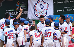 U12世界盃棒球賽季軍戰，台灣與韓國再度交手，最後以0比2不敵韓國、排名第4。圖為中場台灣隊選手
在休息區前面喊聲打氣。(中央社)
