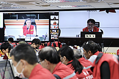 行政院長卓榮泰（後左）3日上午於中央災害應變中心召開視訊會議，台南市長黃偉哲（後右）在會中說明台南災情狀況。
（台南市政府提供）