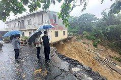 中南部持續豪雨，台南市柳營區旭山里一處民宅2日晚間發生地基掏空、邊坡土石滑落情形，區公所與相關單位人員3日前往會勘，為避免後續可能災害，緊急撤離住戶共8人。（柳營區公所提供）

