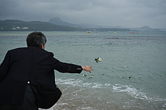 屏東縣恆春鎮潮音寺3日舉行一年一度巴士海峽戰歿
者慰靈祭，上午誦經上香後，戰歿者遺族前往後壁
湖，將白色菊花灑向巴士海峽。

