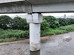 網傳台灣高鐵在台中的橋墩疑似出現裂縫，引發民眾討論。對此，台灣高鐵4日澄清是近日下雨產生的水痕，高鐵結構安全無虞，請民眾安心搭乘。
（台灣高鐵提供）
