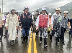近日豪雨致災，行政院長卓榮泰（前右2）4日到高雄市視察道路修復情形，高雄市長陳其邁（前左2）、民進黨立委邱議瑩（前左）及賴瑞隆（前右）等人陪同。