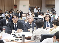 立法院教育及文化、交通委員會聯席會議4日初審完成人工智慧基本法草案。會中朝野對於不同版本意見
分歧，審查會最後僅通過3條，其餘條文保留送院會協商。圖為數發部政務次長林宜敬（前左起）、國科
會主委吳誠文列席會議。
