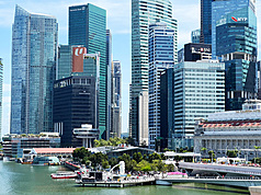 經濟專家表示，新加坡對美出口關稅10%在亞洲最低，使其出口相對美國其他貿易夥伴具競爭力，關稅較高國家的跨國公司可能會考慮擴大在新加坡產量。圖為大樓林立的新加坡金融區。 (圖：中央社)