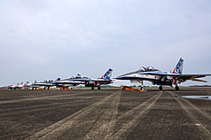 空軍司令部26日晚間表示，飛訓部1架勇鷹高教機下午於台東基地執行訓練返場時，因跑道溼滑，飛行員參考減速效果，依程序伸放捕捉勾，勾接攔截鋼繩，安全落地。 (資料照／中央社)