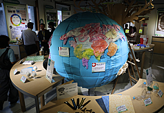 環境部「塑膠循環特展」開幕記者會5日在台灣當代文化實驗場C-LAB舉行，現場分為4大特色展區，也
介紹全球塑膠公約4大重點面向的具體成果。
