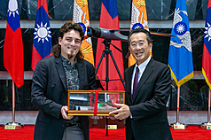 Anduril創辦人拉奇致贈顧立雄無人機模型國防部長顧立雄（右）5日接見無人機製造商美國Anduril公司創辦人拉奇（Palmer Luckey）（左），並互贈紀念品。（國防部提供）