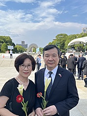 6日是「原爆日」80週年紀念日，廣島市府將舉辦和平紀念儀式，駐日代表李逸洋代表台灣首度出席，他5日與夫人林淑瑾赴和平紀念公園慰靈碑前獻花致意。（駐日代表處提供）