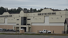 愛爾門道夫與李查遜聯合基地成員來自各軍種，圖為基地內部的「阿拉斯加空軍國民兵」大樓（左）及「第176聯隊之家」。攝於7月29日。