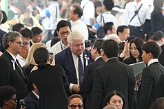 駐日代表李逸洋6日代表台灣首度出席廣島市和平紀念儀式，與美國駐日大使葛拉斯（George Glass）（中，白髮者）開場前在場內握手寒暄。