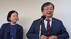 立法院社福及衛環委員會6日邀請衛福部等單位就強化保護令作為等進行專題報告，並備質詢。衛福部長邱泰源（右）會前接受媒體聯訪。
