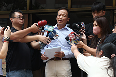 台北地方法院6日開庭審理前台北市長柯文哲自訴國民黨台北市議員鍾小平案，開庭約40分鐘結束，柯文哲與鍾小平達成和解，決定撤告。圖為庭後鍾小平（中）受訪說明。
