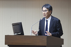 立法院交通、教育及文化委員會6日聯席審查「新聞媒體與數位平台強制議價法草案」等案，數發部政務次長林宜敬（圖）列席報告並備詢。
