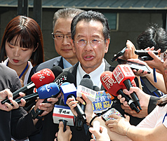 國防部長顧立雄（前中）6日在台北出席114年軍人節敬軍記者會，會後受訪回應媒體提問。
