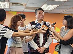 民進黨代理秘書長何博文(右2)。
