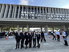 駐日代表李逸洋（右3）6日代表台灣首度出席廣島市和平紀念儀式。他表示，自1947年廣島市首次舉辦儀式以來，台灣今年首次受邀出席，意義重大。（駐日代表處提供）