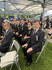 駐日代表李逸洋（右1）6日代表台灣首度出席廣島市和平紀念儀式。他被安排的座位與美國駐日本大使葛拉斯（George Glass）僅有數席之隔，兩人在儀式前握手寒暄。（駐日代表處提供）

