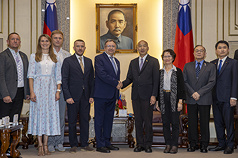 烏克蘭國會議員克尼茨基(Mykola Kniazhytskyi)(右5)率領跨黨派國會議員訪團來台，立法院長韓國瑜(右4)6日下午接見，2人握手合影。
