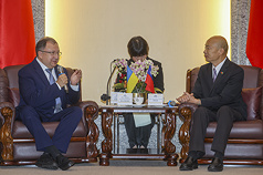 烏克蘭國會議員克尼亞日茨基（Mykola Kniazhytskyi，另譯：克尼茨基）（左）率跨黨派國會議員團訪台，6日午後拜會立法院長韓國瑜（右），雙方進行交流。