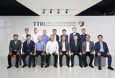 經濟部長郭智輝（前左4）6日下午在紡織產業綜合研究所與化纖、織布、成衣等產業代表座談，聚焦關稅變局、匯率升值及AI人工智慧應用等議題。
（經濟部提供）