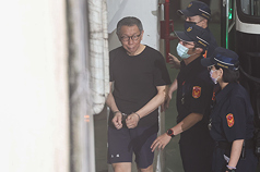 台北地方法院日前審理京華城案，7日提訊在押的台北市前市長柯文哲(左)等被告。