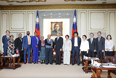 立法院長韓國瑜（右7）7日在立法院接見「友邦駐日內瓦聯合國暨其他國際組織常任代表訪台團」，表達
誠摯歡迎。
