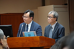 體育署長鄭世忠(左)、教育部長鄭英耀(右)。