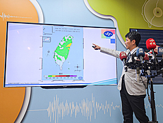台灣東部海域7日下午3時45分發生芮氏規模6.2地震，地震深度88.1公里，震央位於宜蘭縣政府東南東方
128.9公里處。中央氣象署地震測報中心技正邱俊達（圖）在記者會中說明相關資訊。
