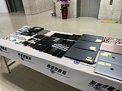 刑事局與美國國土安全調查署聯手查緝藏身科技公司的詐騙網站工程師集團，查出此公司協助製造700餘
個詐騙網站，陸續逮捕51歲吳姓男子等人送辦並查扣相關贓證物，7日舉行記者會說明查緝偵辦過程。
