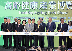 第2屆高齡健康產業博覽會開幕典禮8日上午在台北世貿1館登場，總統賴清德（前左3）、經濟部長郭智輝（前右2）、衛福部長邱泰源（前右）、生策會創辦人王金平（前右3）、生策會顧問沈榮津（前左）及
生策會會長翁啟惠（前左2）等人出席剪綵並合影。
