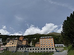 位在瑞士東南山區格勞賓登州（Graubunden）的作爾茲寄宿中學創立於1904年，收費排名全球第6，每年學費12萬2400美元。除了來自全球的學生之外，也接受當地學生申請。  
