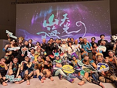 大阪世博TECH WORLD館8日於EXPO HALL舉辦「展館日」，邀請國際知名表演團隊「舞鈴劇場」演出「山海天光」，演出大獲成功。全體表演者與玉山數位科技株式會社榮譽會長黃志芳，以及特別到場支持的嘉義市長黃敏惠等人合影。