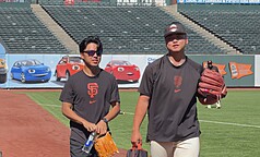 旅美投手鄧愷威重返大聯盟後，8日在巨人主場亮相。