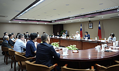 經濟部9日指出，經濟部長郭智輝8日下午主持卓越中小企業座談會，針對關稅和新台幣匯率波動等議題，與業者互相交流意見。（經濟部提供）
