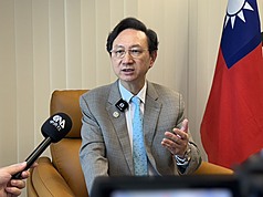 今年是新加坡建國60週年，駐新加坡代表童振源告訴中央社，新加坡居區域樞紐地位，60年來發展至今並不容易，出版新書是致敬新加坡取得的成就，也希望促進台星之間更深的理解與友誼。
