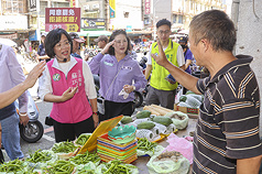 民進黨立委蘇巧慧（左1）、吳思瑤（左2）等人9日上午赴新北市新店建國市場掃街，一同懇請大家在8月23日投下同意罷免票。