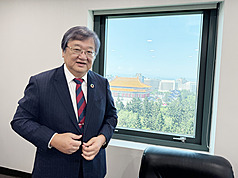 內政部公布最新戶口統計資料顯示，台灣人口連19個月負成長，衛福部長邱泰源9日拋4大搶救方向，從減少育兒負擔、增進母嬰健康到提高婚育意願，包括跨部會協調育兒父母優先提供社宅，還有鼓勵聯誼活動。
