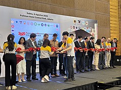印尼留台校友會聯合總會及海外聯招委員會攜手承辦的「2025臺灣高等教育展」，首場於雅加達盛大開幕。（駐印尼代表處提供）

