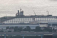 美對等關稅疊加引發討論，經濟部國貿署表示，台灣暫時性對等關稅為20%，但須在20%之外再加上該貨品原有的最惠國（MFN）稅率及任何反傾銷或反補貼稅，實際稅率恐超過20%。圖為台北港內9日停放大量汽車。
