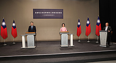 核三重啟公投第2場電視意見發表會9日登場，主持人為中選會副主委陳朝建（右）、正方代表是國民黨立委翁曉玲（中）、反方代表為行政院能源減碳辦公室副執行長林子倫（左）。
（中選會提供）
