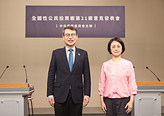 核三重啟公投第2場電視發表會9日登場，正方代表人是國民黨立委翁曉玲（右）、反方代表人為行政院能源減碳辦公室副執行長林子倫（左）。（中選會提供）
