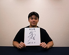 日職北海道日本火腿鬥士隊20歲投手孫易磊將於11日生涯一軍初先發，把握機會向隊友伊藤大海請教對戰注意事項和滑球握法。（悍創運動行銷提供）
