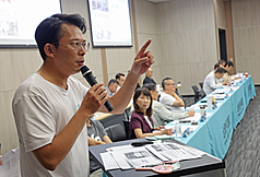 民眾黨10日在桃園會展中心舉行第3屆第2次全國黨代表大會，民眾黨主席黃國昌(圖)上台進行立法院黨團報告。
