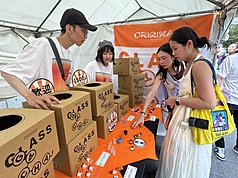 TAIWAN PLUS 週末在大阪中之島公園熱鬧登場，春池玻璃的「透明扭蛋店」非常有人氣，開展前2、3個小時就有民眾陸續排隊等待購買，最熱門的a-We玻璃扭蛋很快被搶購一空。