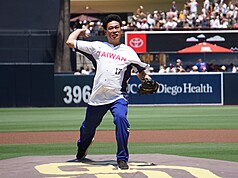 台灣職棒的傳奇投手62歲陳義信（圖）10日身穿背號17號的Taiwan球衣，在美國職棒大聯盟的聖地牙哥教士主場開球。　
