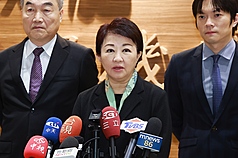 台中市長盧秀燕（中）結束訪澳行程11日返抵台。