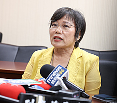 民眾黨不分區排名15的陸配李貞秀，是否因國籍法無法遞補立委，引發討論。對此，內政部長劉世芳
11日受訪時表示，依國籍法規定，希望在就職1年內放棄其他外國國籍。
